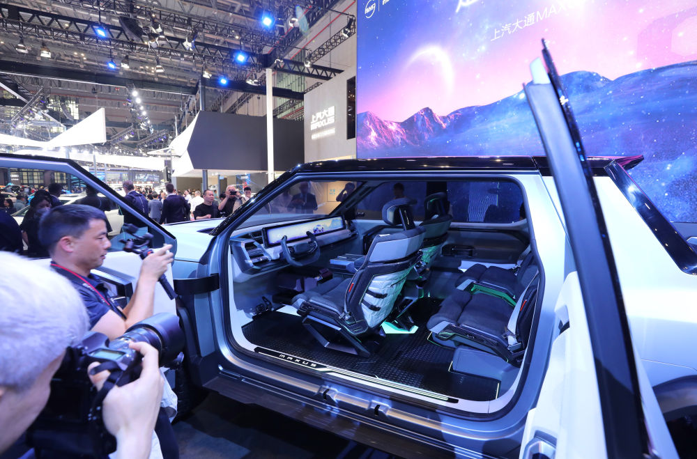 2023年4月18日，参观者在第二十届上海车展上拍摄上汽大通品牌推出的一款纯电皮卡概念车。新华社记者 方喆 摄