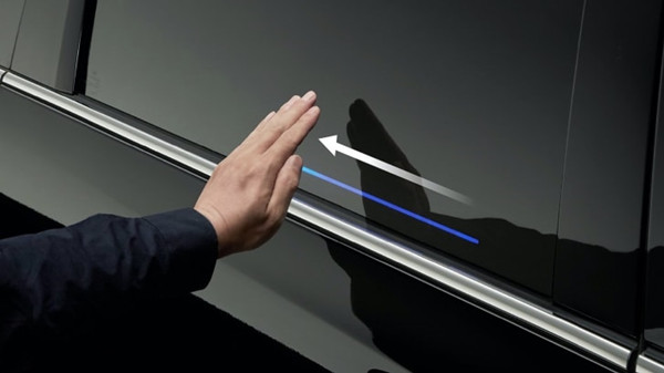 2021款本田奥德赛配备自动滑动门，无需用手就可打开车门